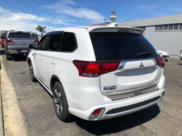 Mitsubishi Outlander - .