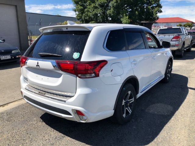 Mitsubishi Outlander - .