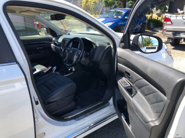 Mitsubishi Outlander - .