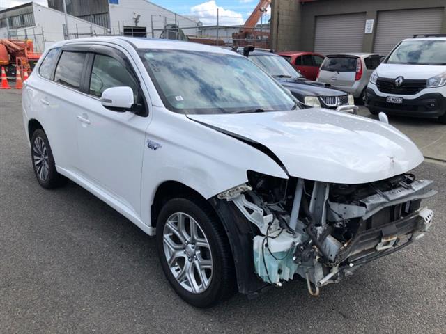 Mitsubishi Outlander - .