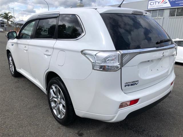 Mitsubishi Outlander - .