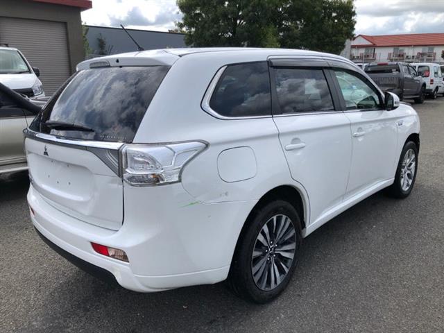 Mitsubishi Outlander - .