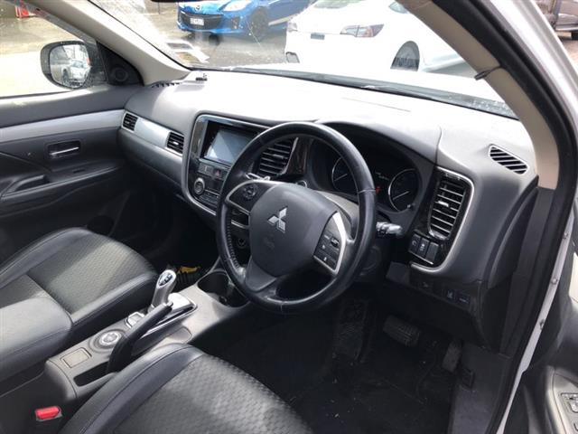 Mitsubishi Outlander - .