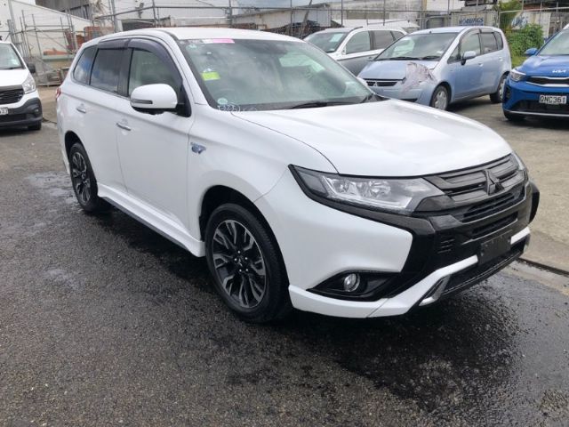 Mitsubishi Outlander - .
