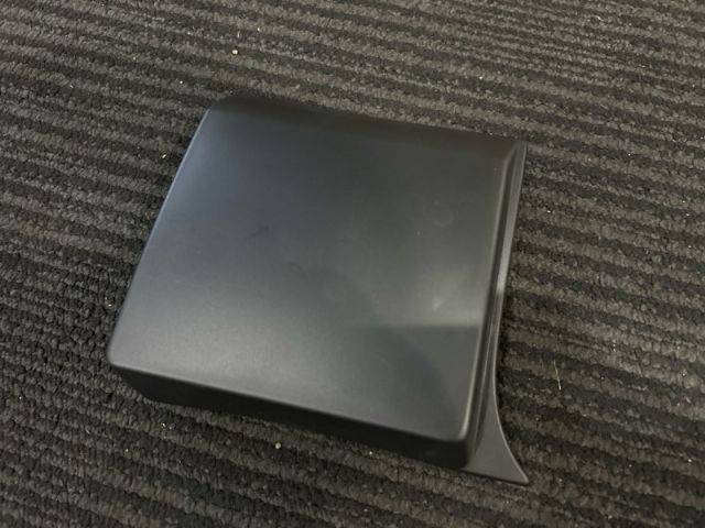 R "b" Pillar Moulding