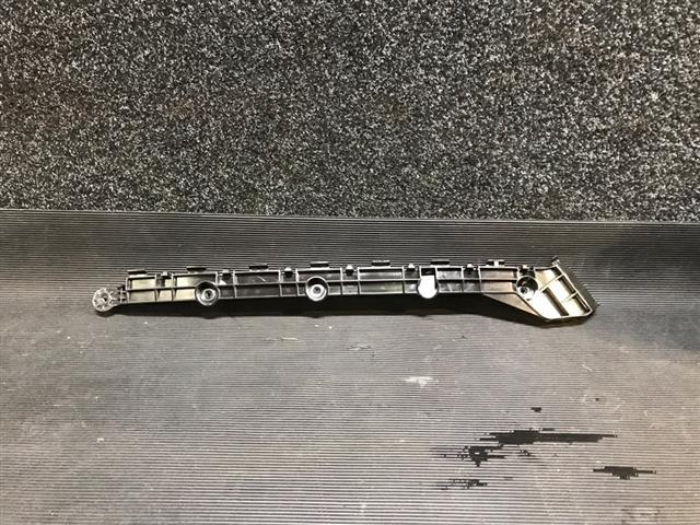 Lr Bumper Retainer