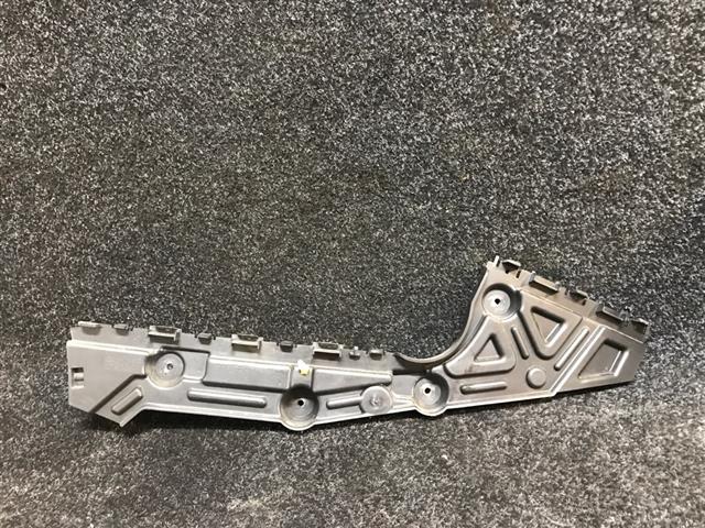 Lr Bumper Retainer