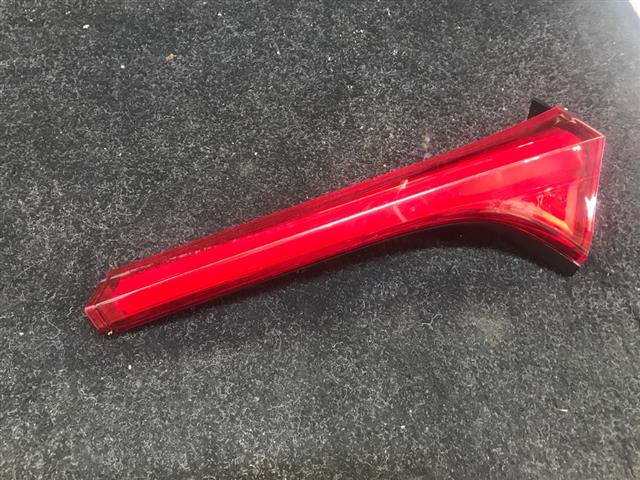 R Tailgate Garnish