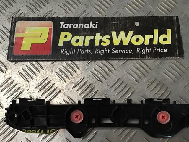 Lr Bumper Retainer