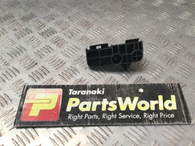 Lr Bumper Retainer