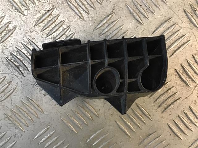 L Tail Light Retainer