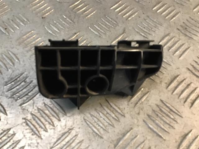 R Tail Light Retainer