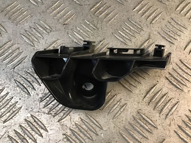 R Tail Light Retainer