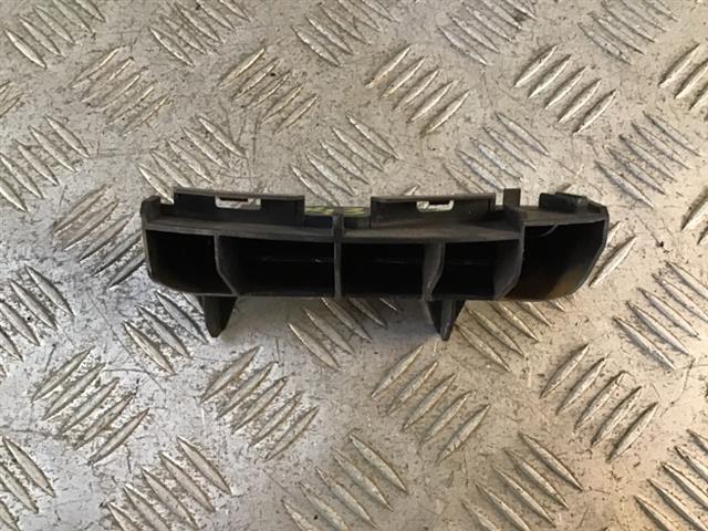 L Tail Light Retainer