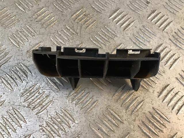 R Tail Light Retainer