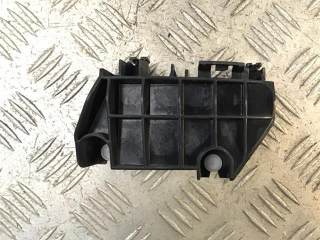 R Tail Light Retainer