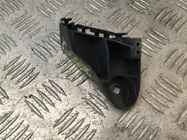 L Tail Light Retainer
