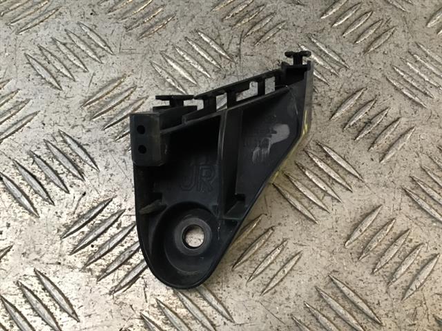 R Tail Light Retainer
