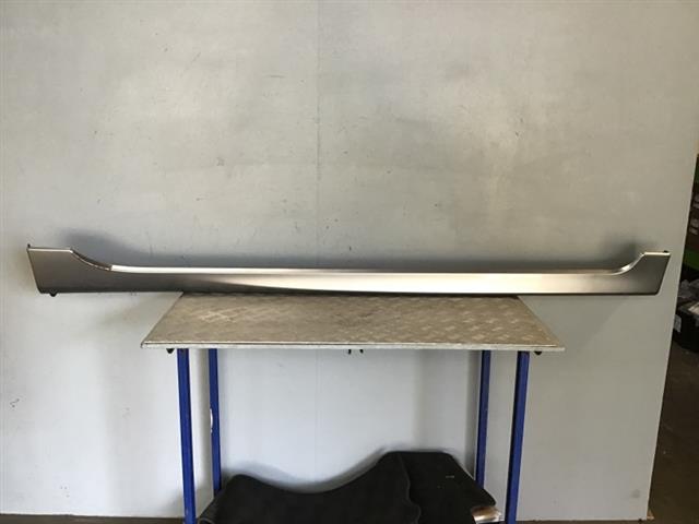 R Side Skirt