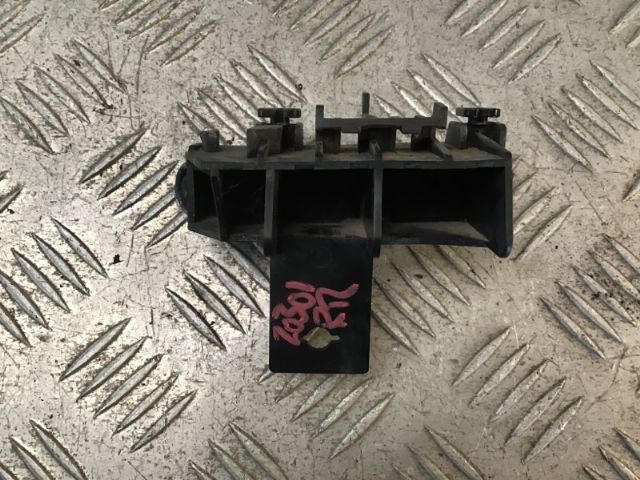 R Tail Light Retainer