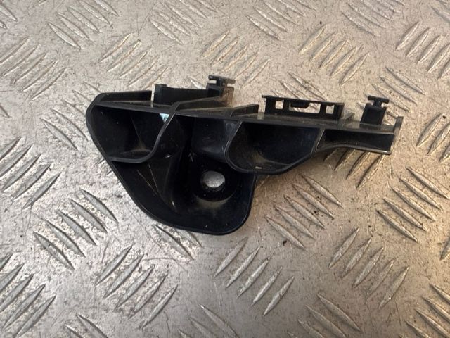 R Tail Light Retainer