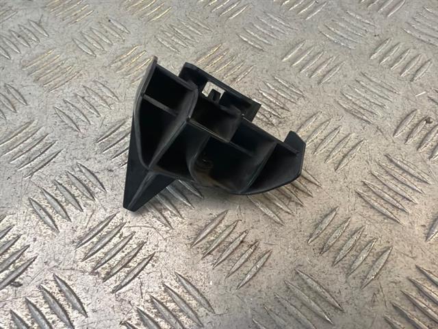 L Tail Light Retainer