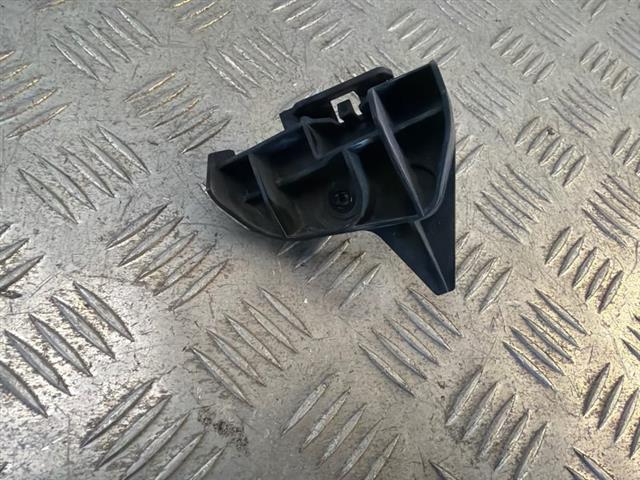 R Tail Light Retainer