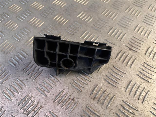 R Tail Light Retainer