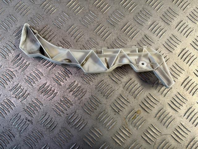 Lr Bumper Retainer