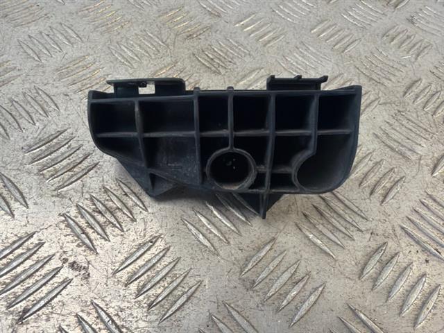 L Tail Light Retainer