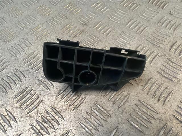 R Tail Light Retainer