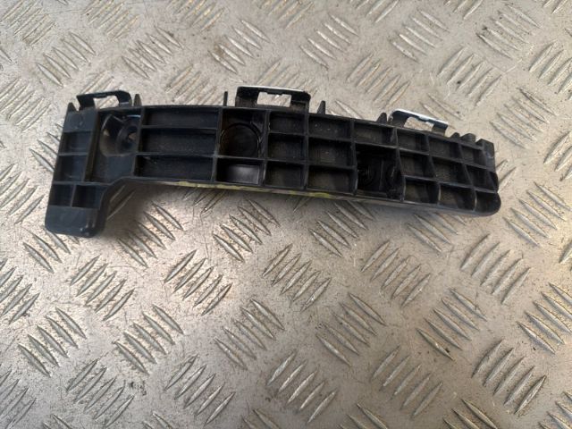 Lr Bumper Retainer