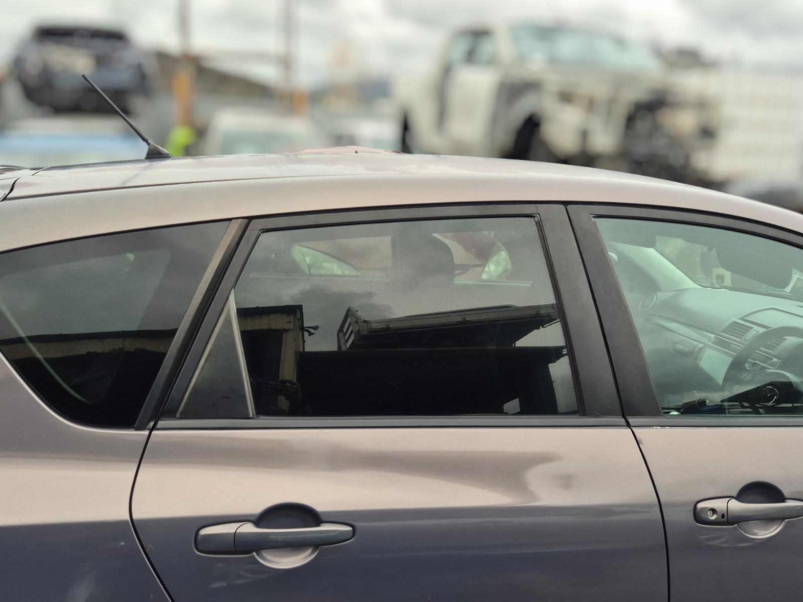 Right_Rear_Door_Window