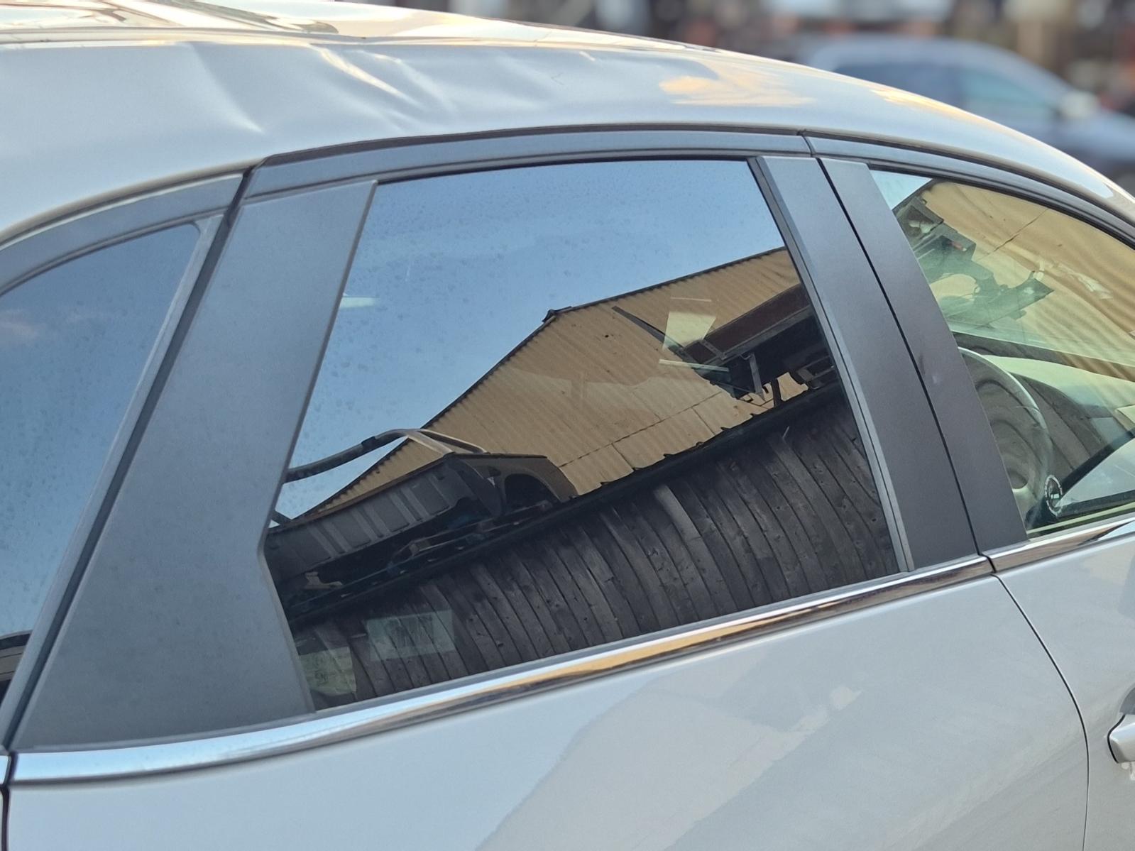 Right_Rear_Door_Window