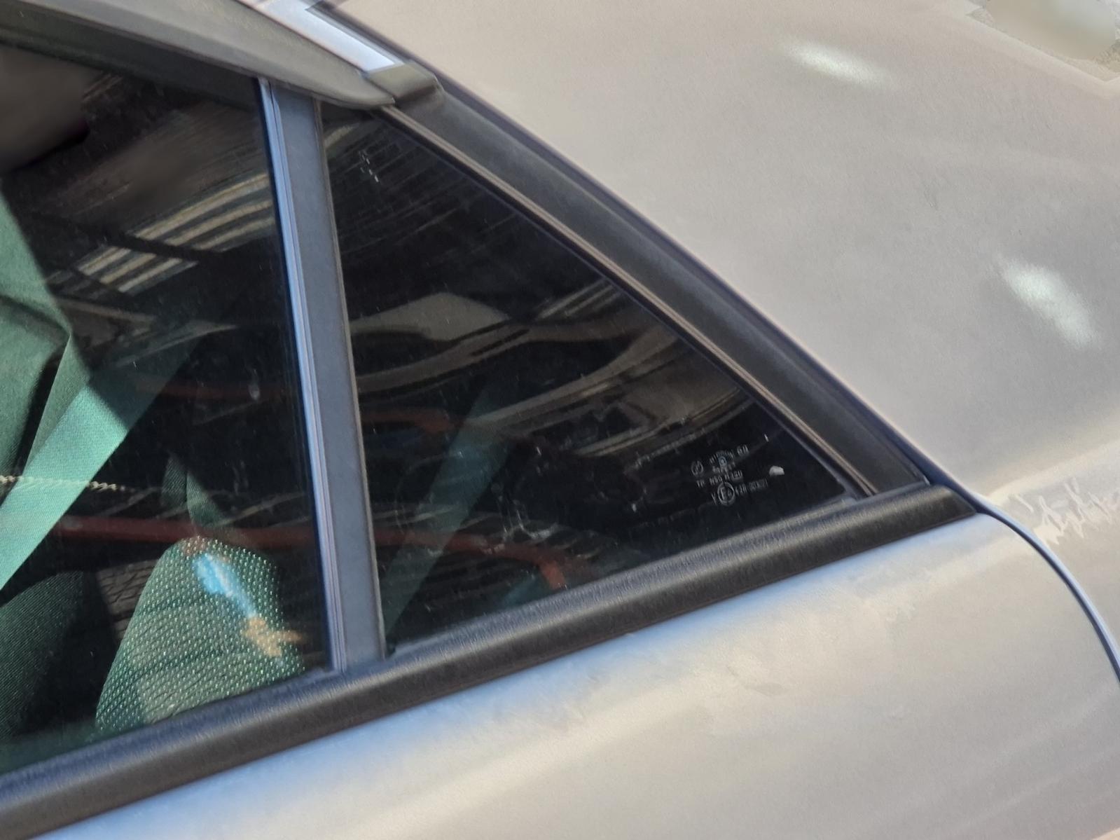 Left Rear 1q Door Glass