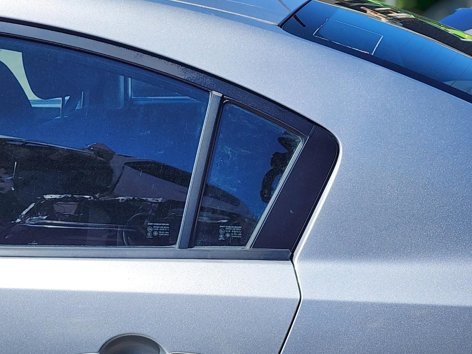 Left Rear 1q Door Glass
