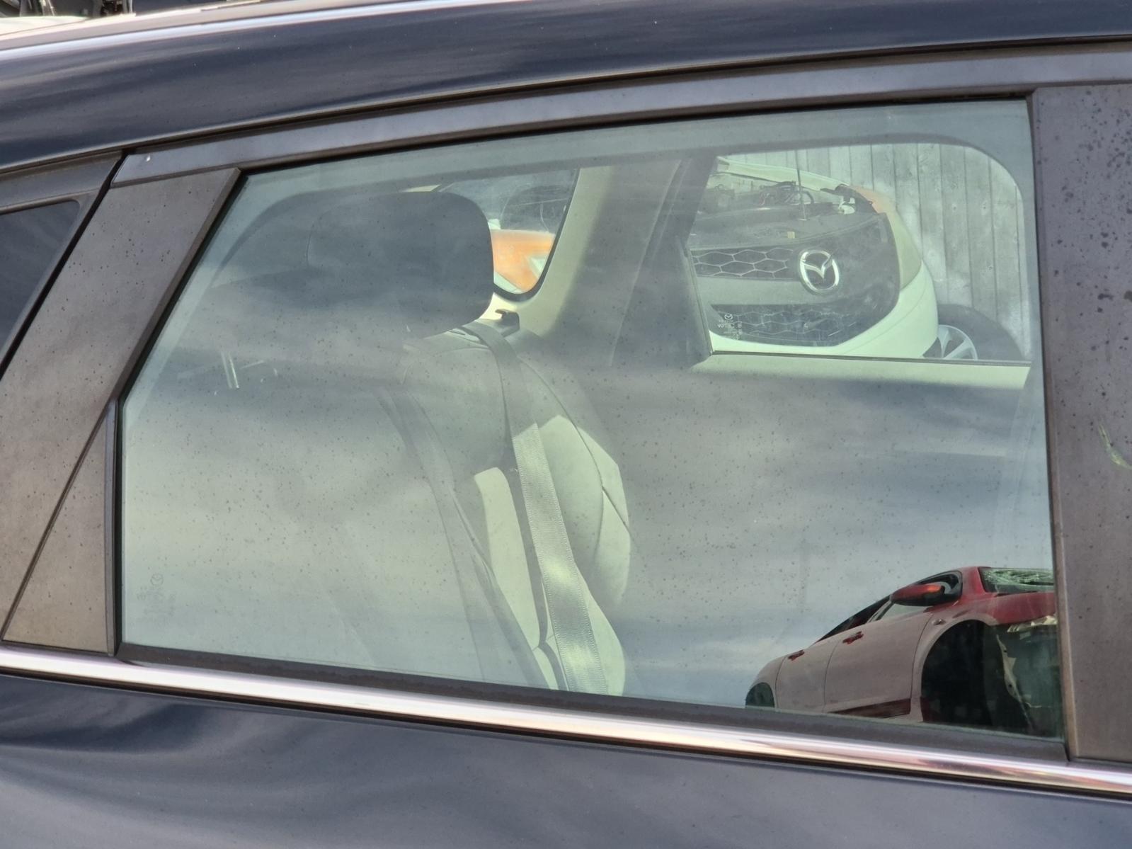 Right_Rear_Door_Window