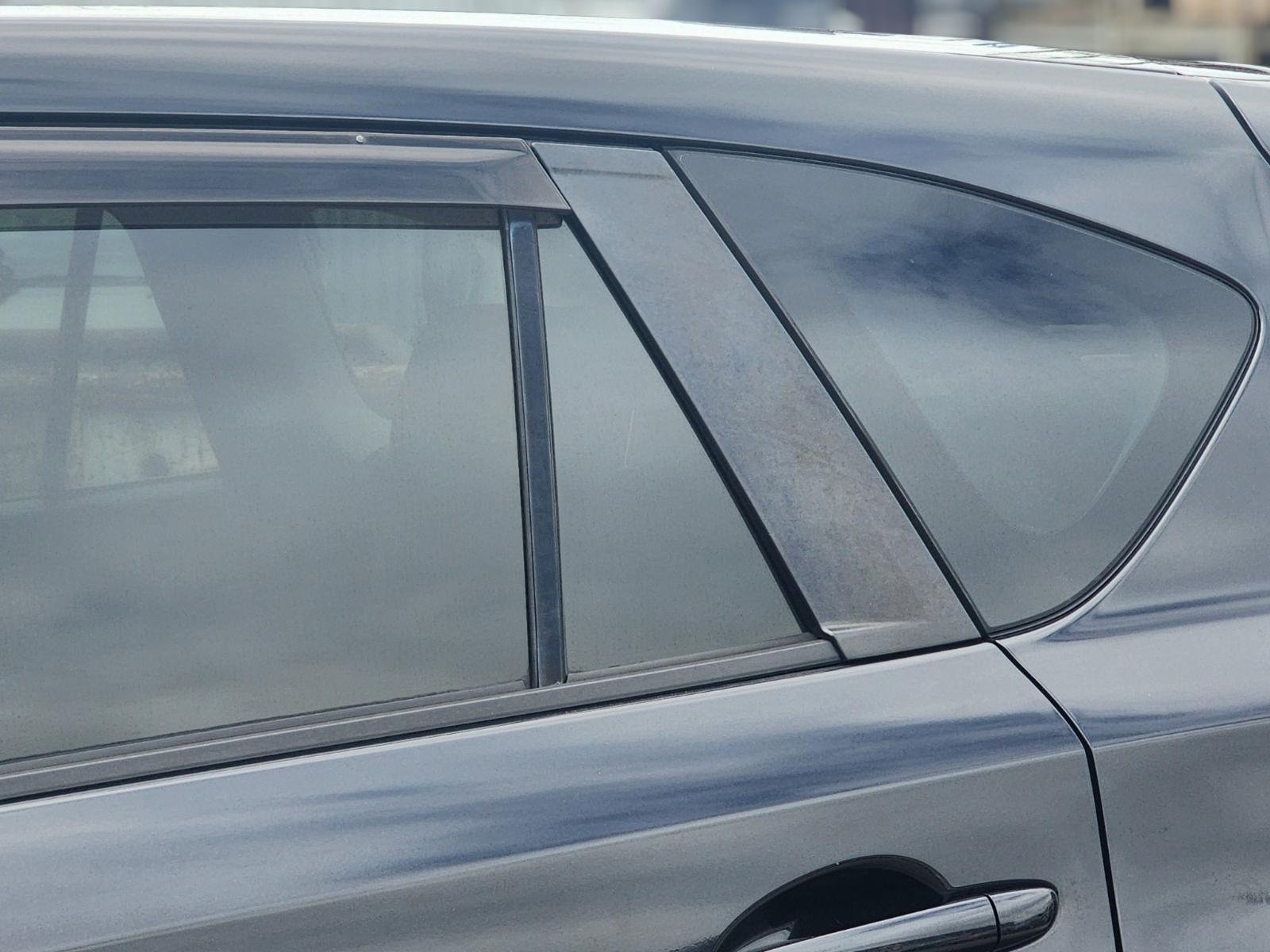 Left Rear 1q Door Glass