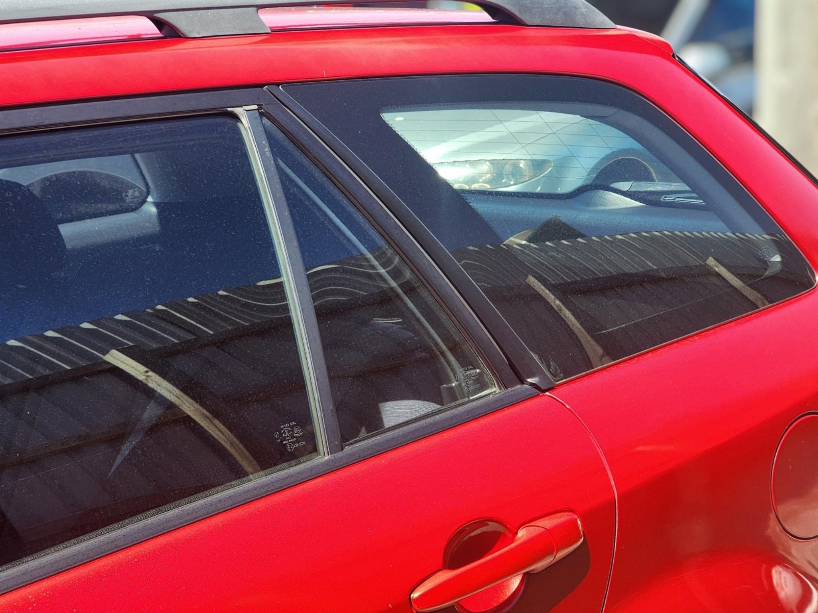Left Rear 1q Door Glass