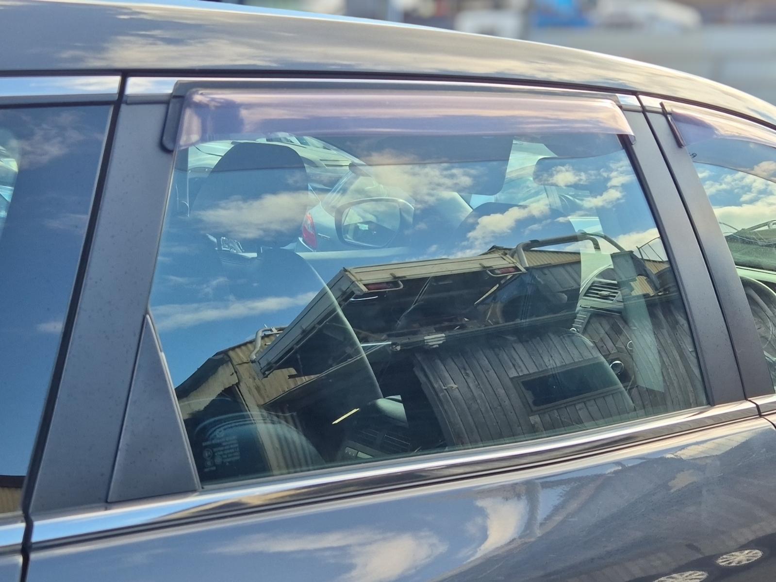 Right_Rear_Door_Window