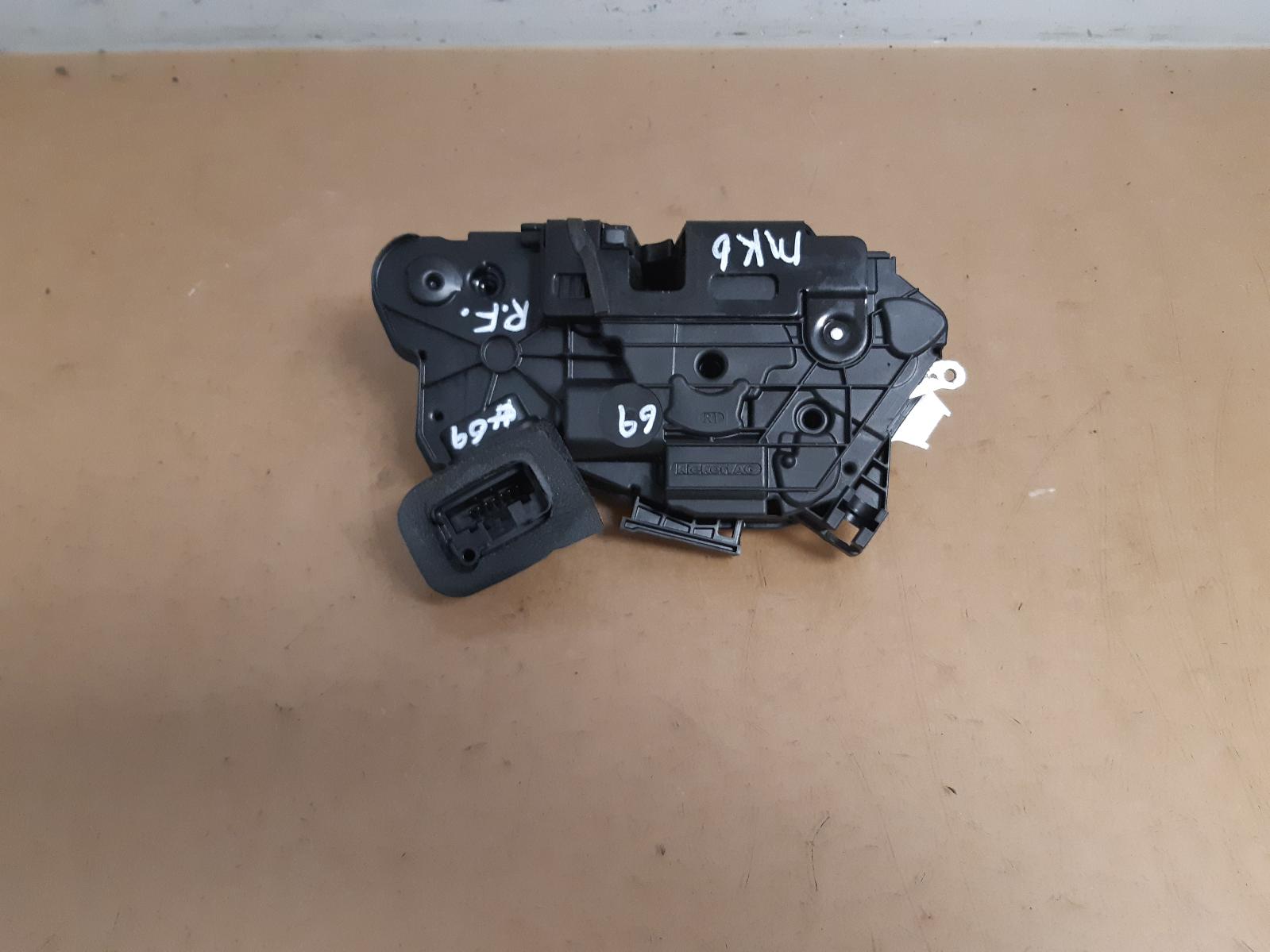 View Auto part Door/Boot/Gate Lock Volkswagen Golf 2010