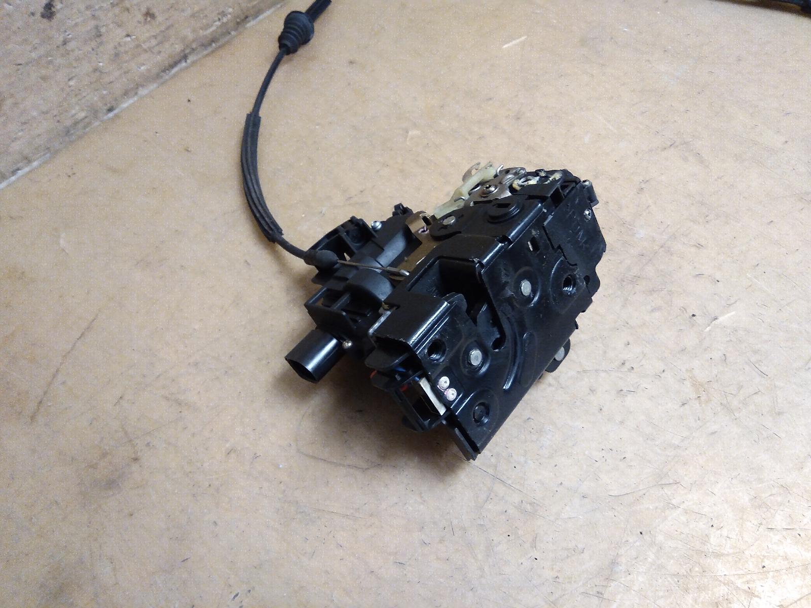 View Auto part Door/Boot/Gate Lock Volkswagen Golf 2002