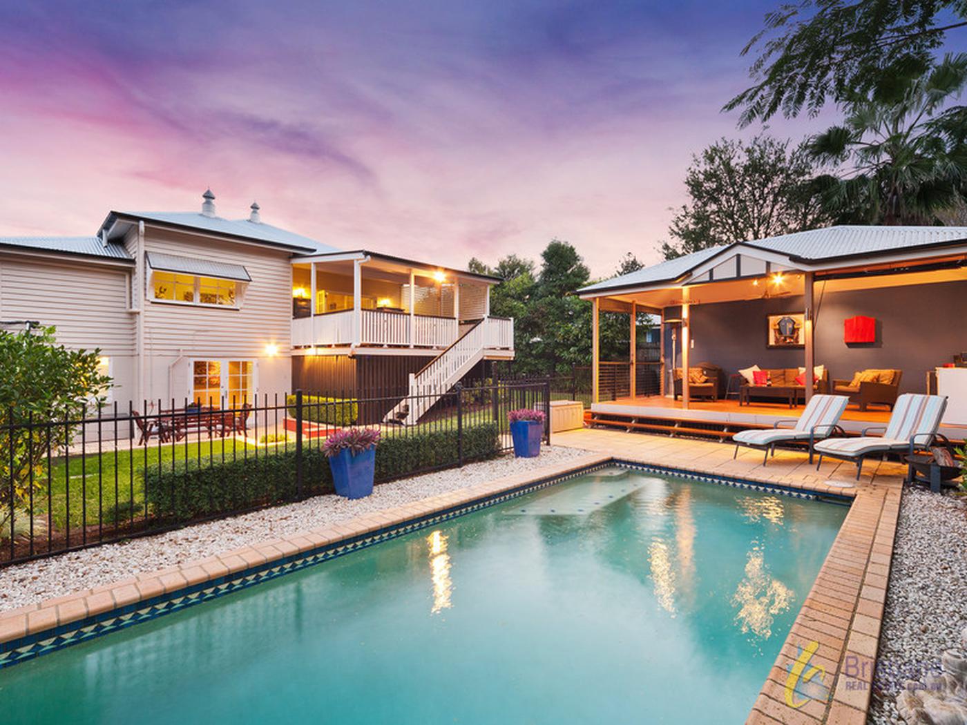 23 Consort St