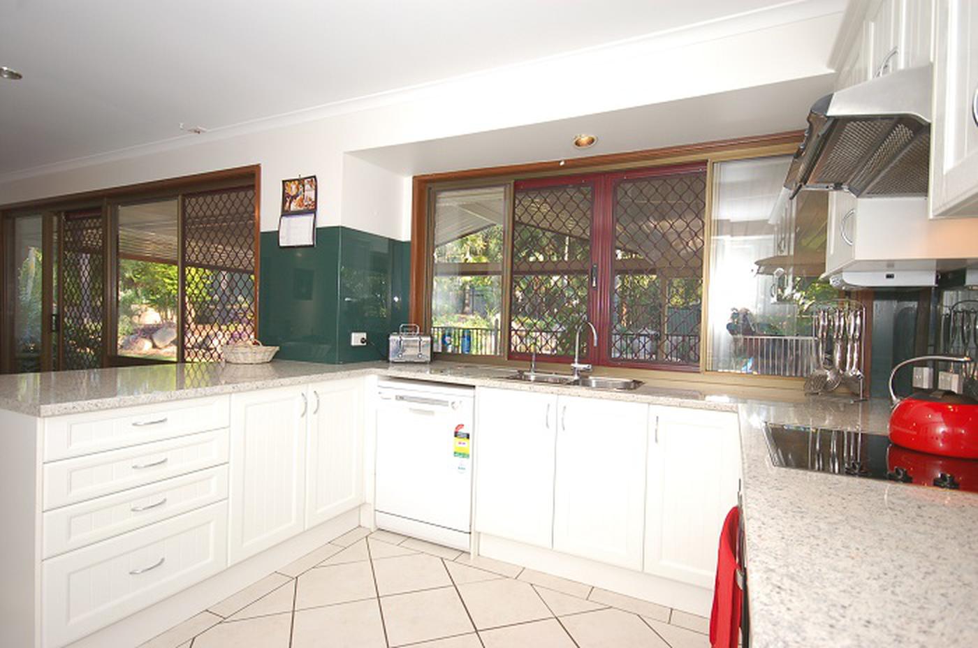 562 Junction Rd, BARELLAN POINT QLD 4306 AcreageSemirural Sold