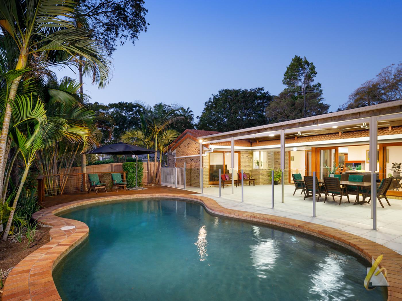 1 Castlewood Close