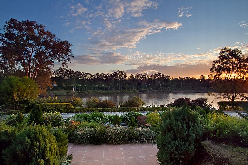 6 RIVERPOINT BVD, RIVERHILLS QLD 4074 Property Information