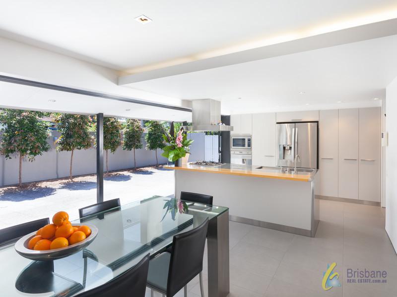 2 Lochiel St