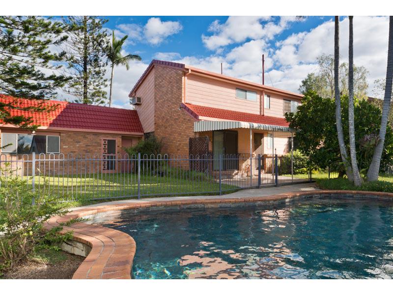 27 Tanglewood St,  Middle Park