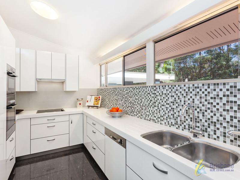 8 Greentrees Avenue
