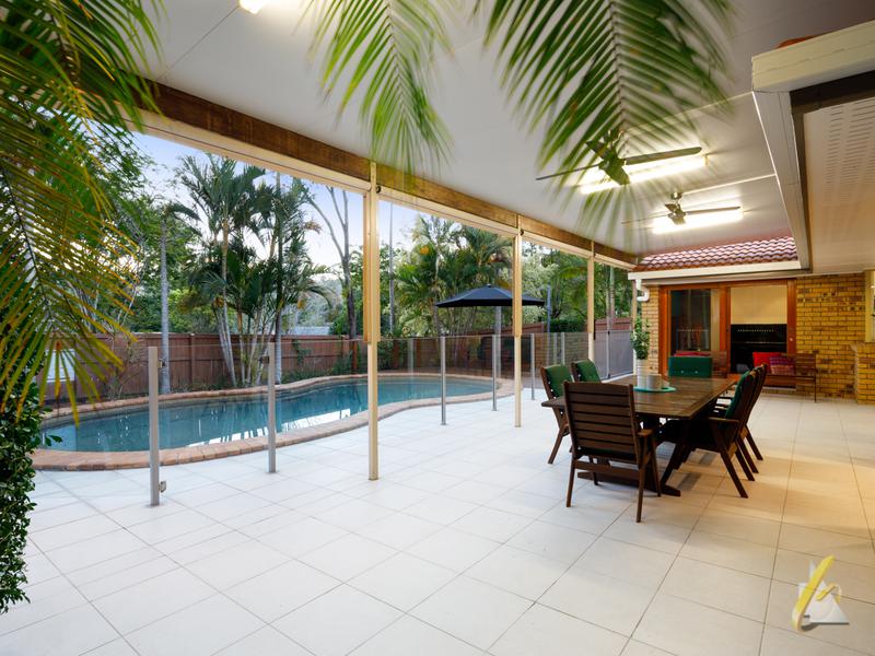 1 Castlewood Close